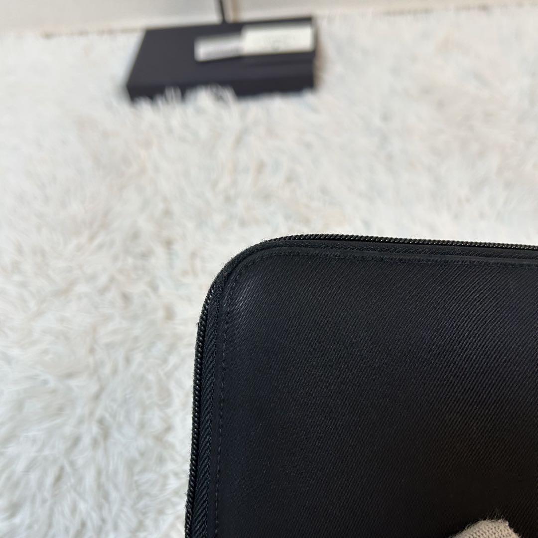 【美品✨人気/ラウンドジップ】プラダ　長財布　ナイロン　黒　レザー　三角プレート