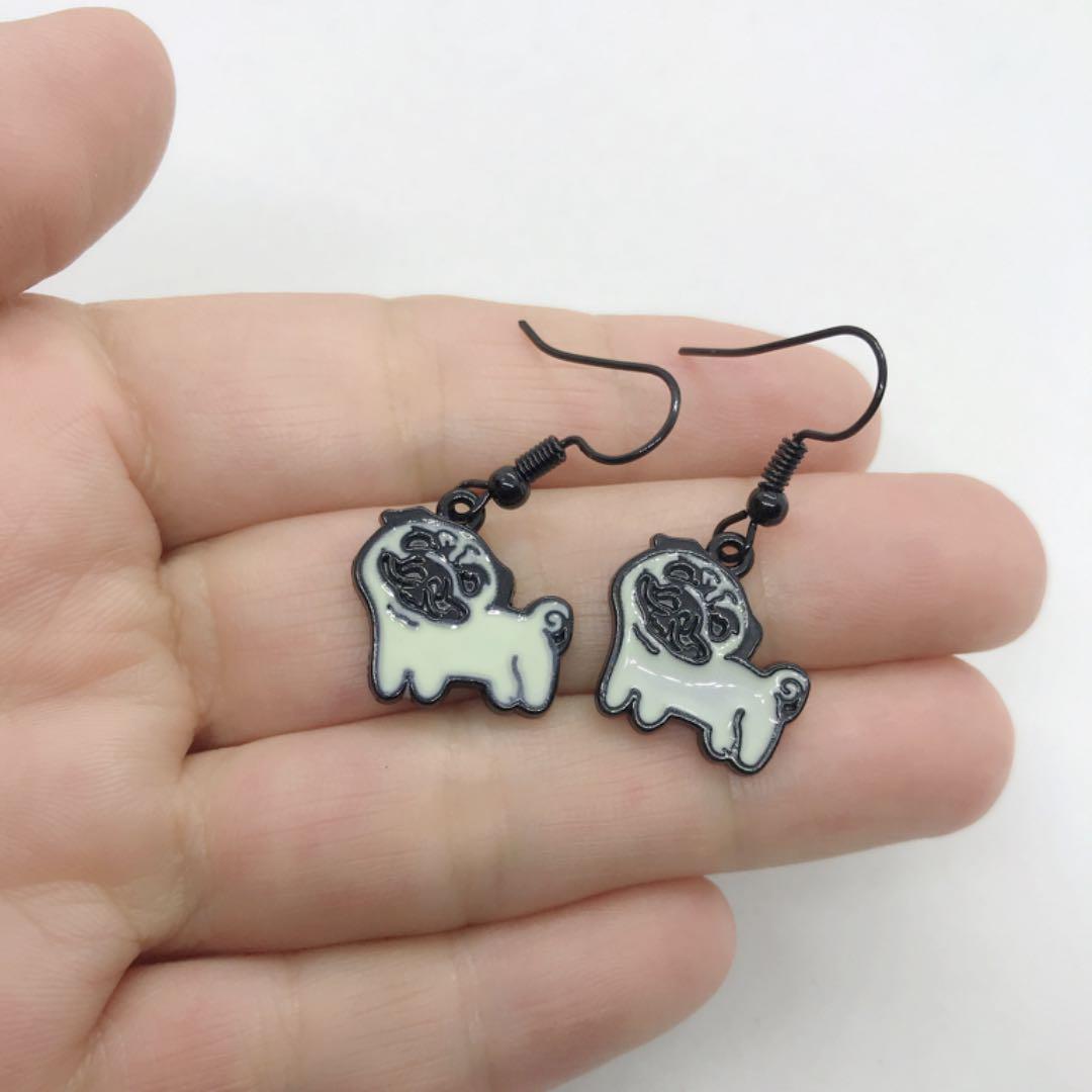 ゆるキャラ風 パグ 犬 ピアス かわいい 個性的 イラスト メルカリ
