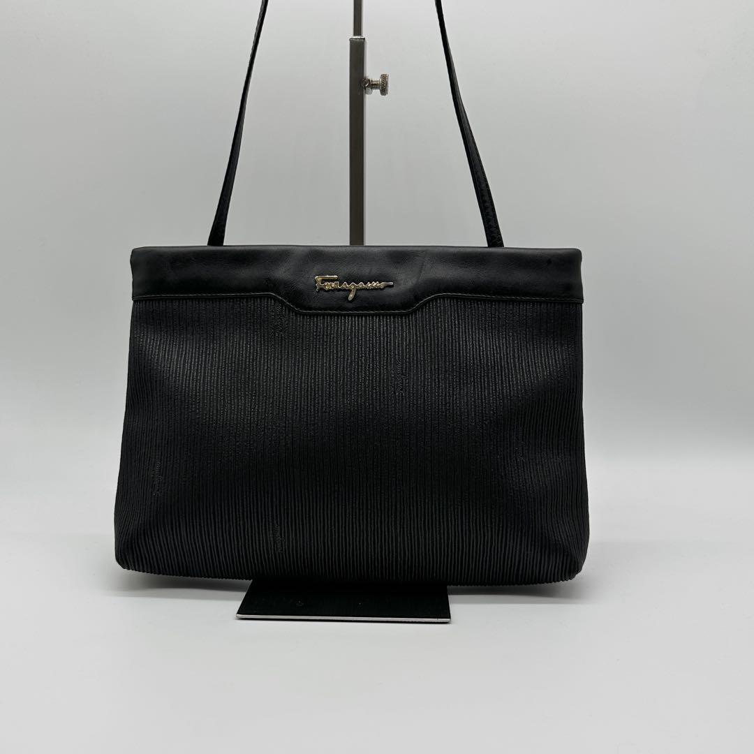 【極美品】Ferragamo ショルダーバッグ レザー 総柄 ブラック ロゴ
