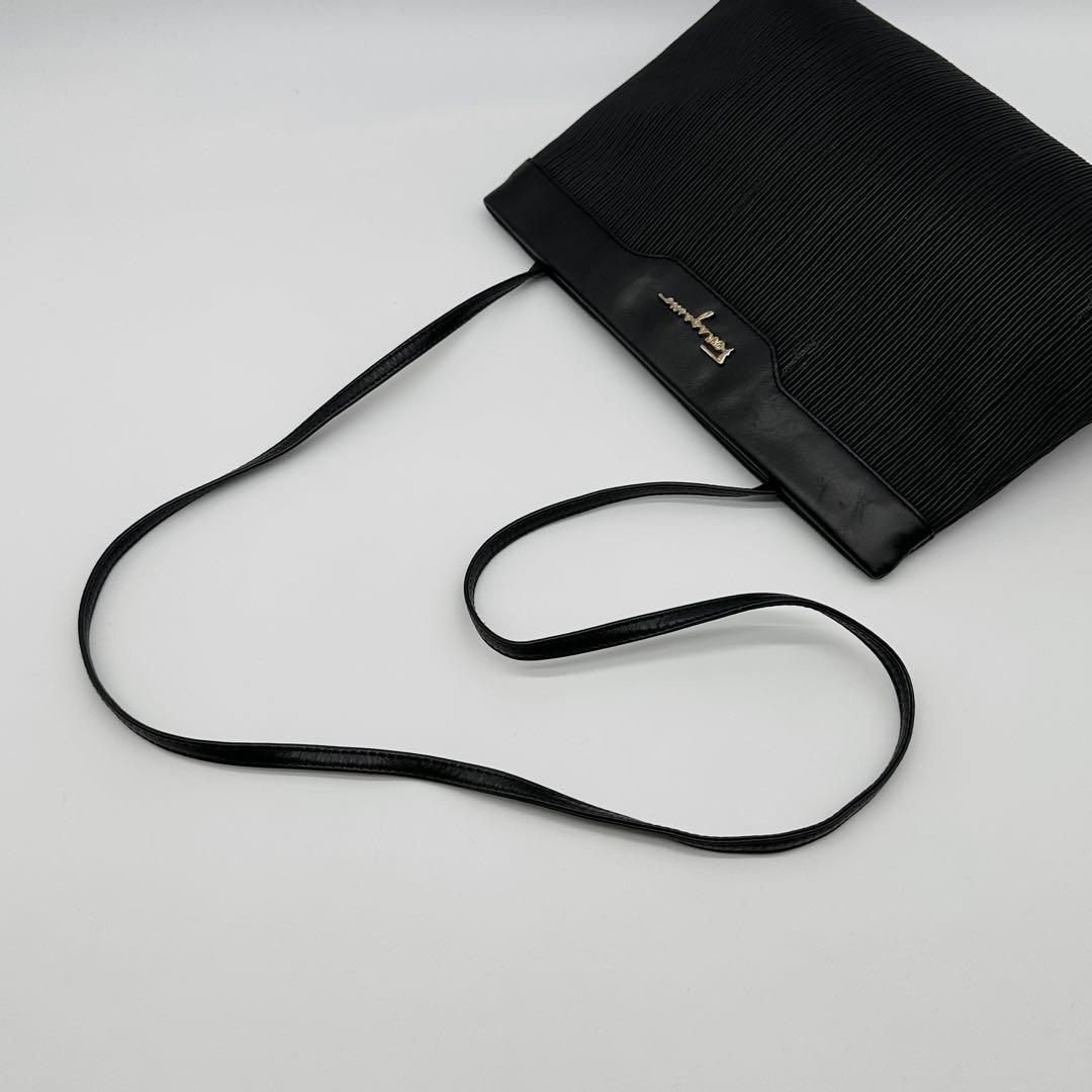 【極美品】Ferragamo ショルダーバッグ レザー 総柄 ブラック ロゴ