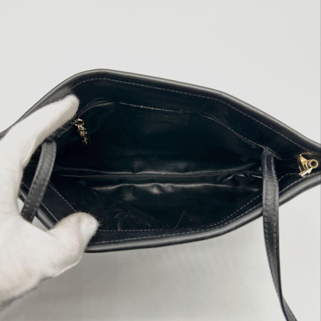 【極美品】Ferragamo ショルダーバッグ レザー 総柄 ブラック ロゴ