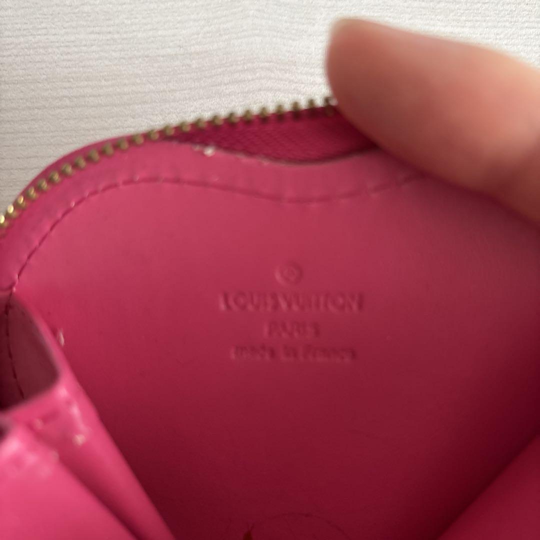 LV.ハート型エナメルコインケース ロゴ入り