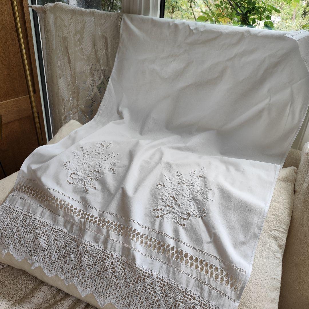 お花とリボンのブーケ　白糸手刺繍　手編みレース　目隠しカーテンH110　2枚 お花とリボンのブーケ 白糸手刺繍 手編みレース 目隠しカーテン