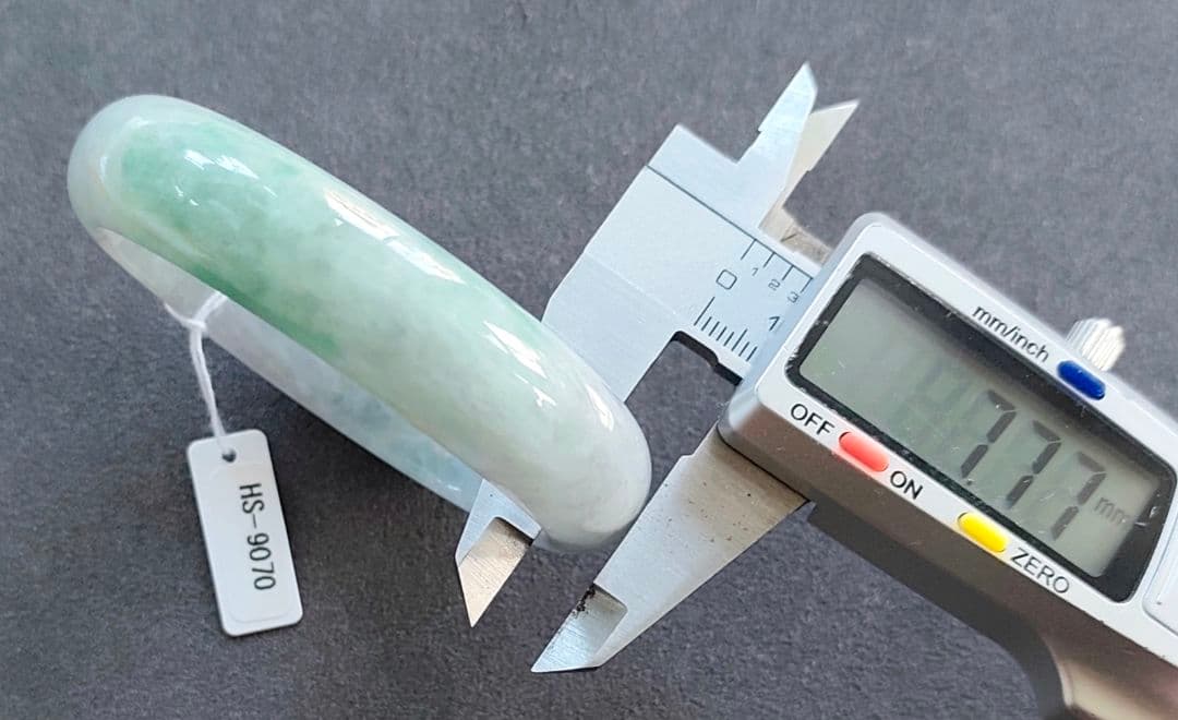 【日本鑑別書付:冰种(氷種)】アイス本翡翠のバングル(内径58ミリ強)9070 【日本鑑別書付:冰种(氷種)】アイス本翡翠のバングル(内径58ミリ強)9070