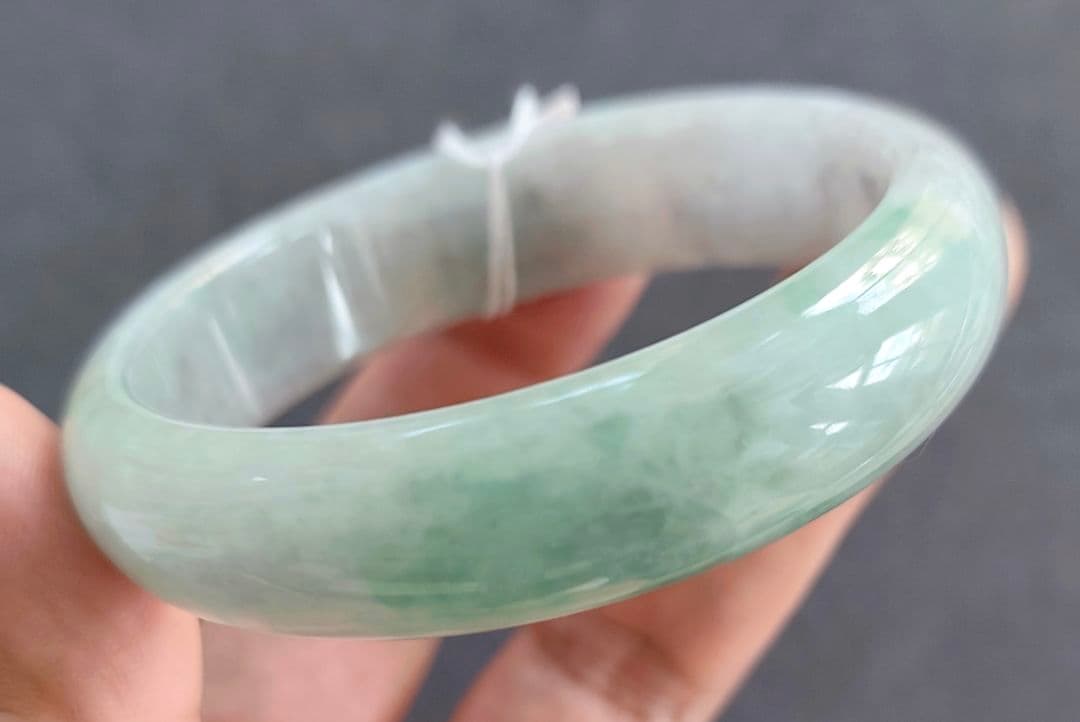 【日本鑑別書付:冰种(氷種)】アイス本翡翠のバングル(内径58ミリ強)9070 【日本鑑別書付:冰种(氷種)】アイス本翡翠のバングル(内径58ミリ強)9070