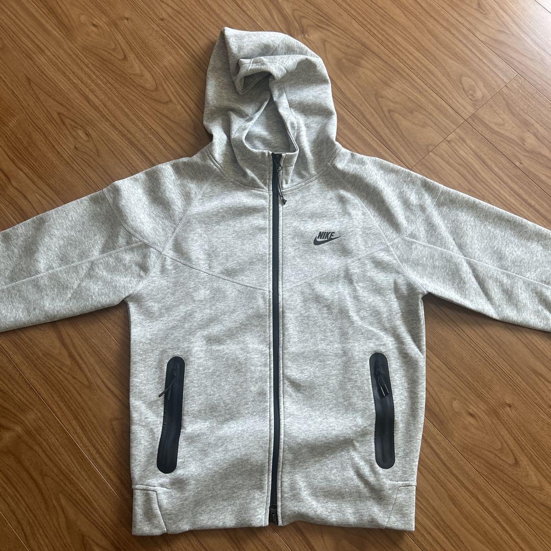 NIKEテックフリースグレー