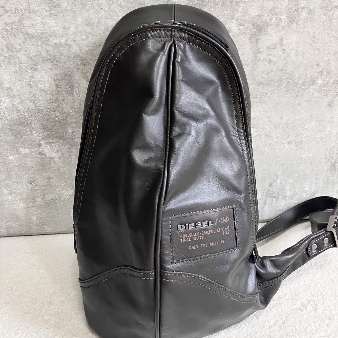 【美品】　DIESEL ボディバッグ　レザー　牛革　ロゴ金具　ダークブラウン