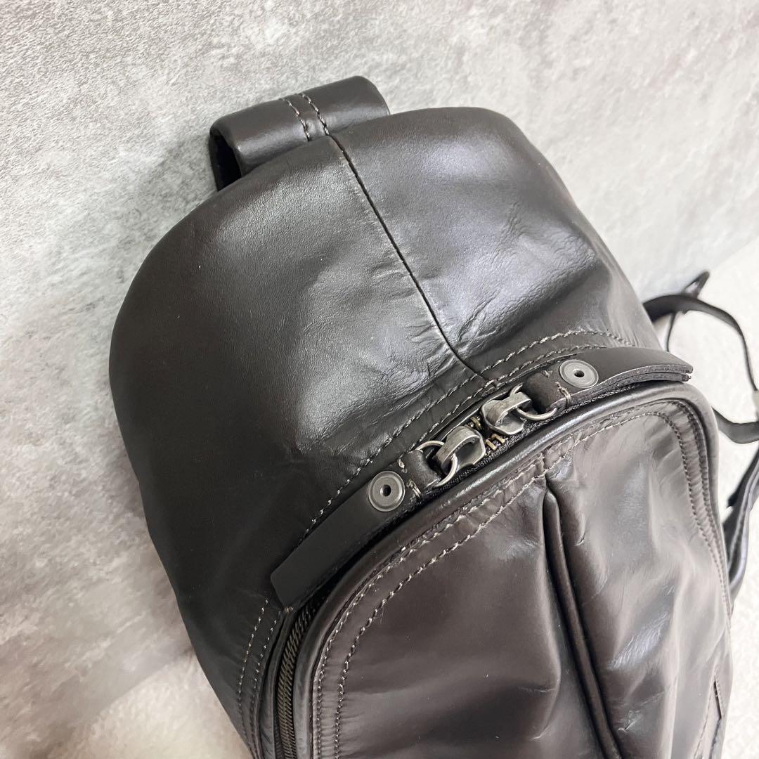 【美品】　DIESEL ボディバッグ　レザー　牛革　ロゴ金具　ダークブラウン