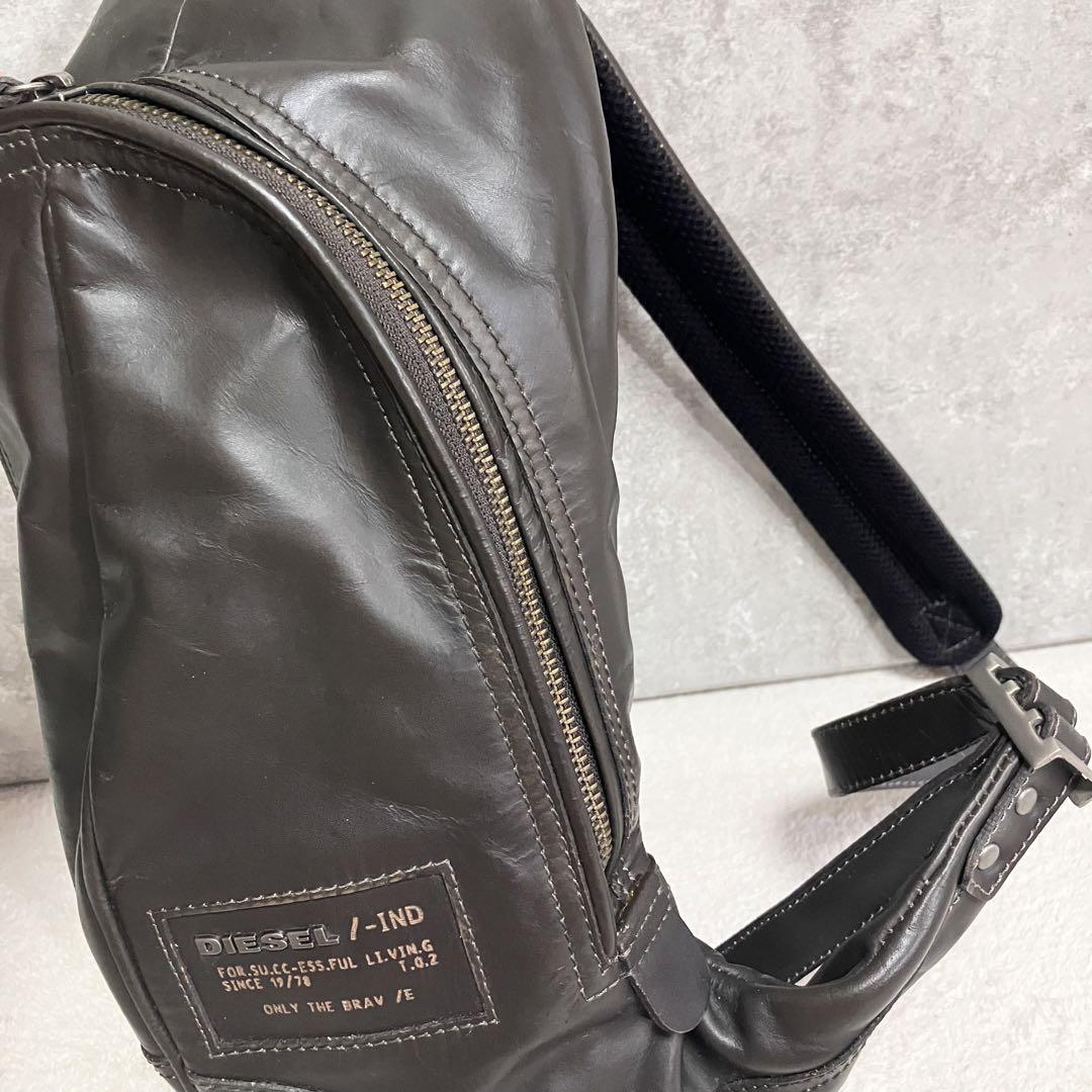 【美品】　DIESEL ボディバッグ　レザー　牛革　ロゴ金具　ダークブラウン