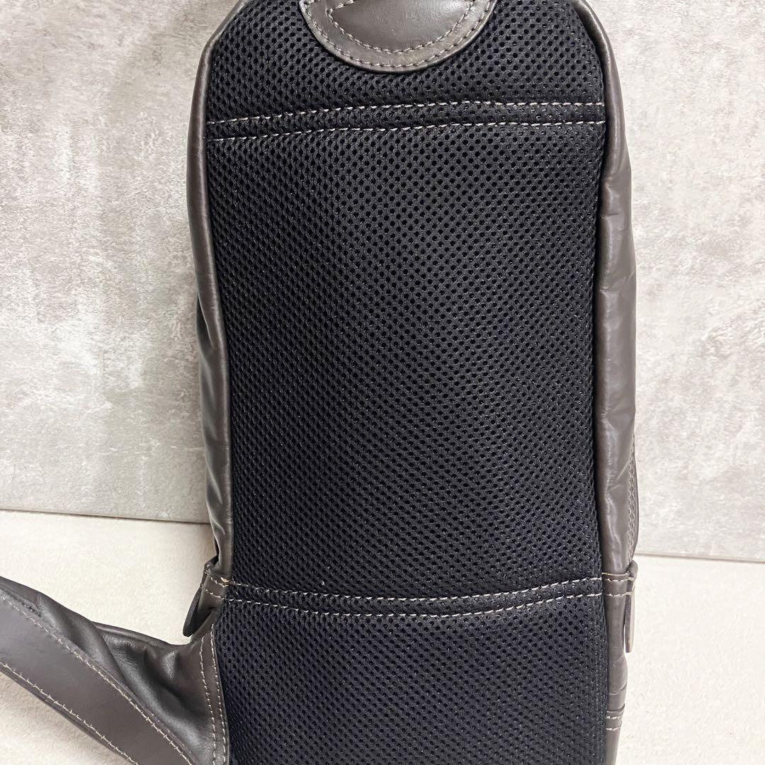 【美品】　DIESEL ボディバッグ　レザー　牛革　ロゴ金具　ダークブラウン