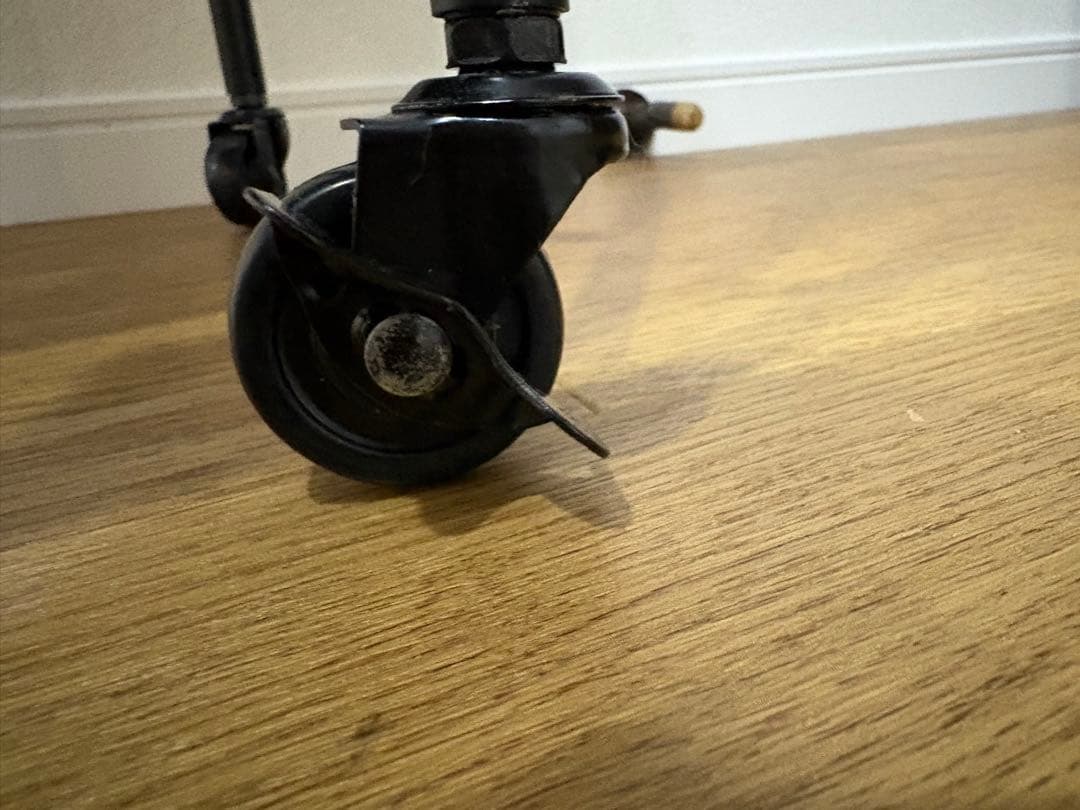 ブラックキャスター付きスチールスタンドActus