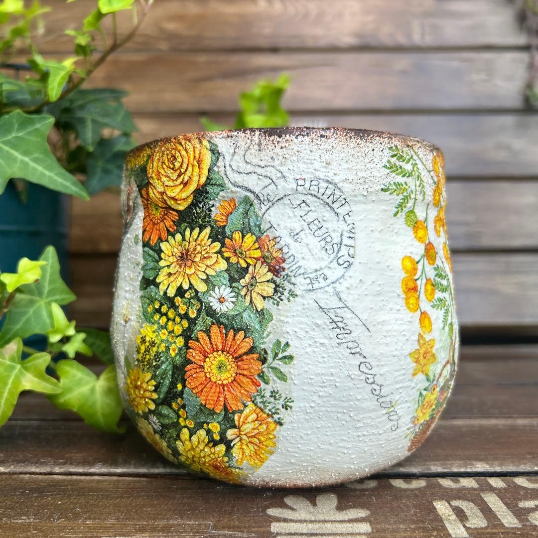 黄色いお花の中でおねむなうさぎ さん