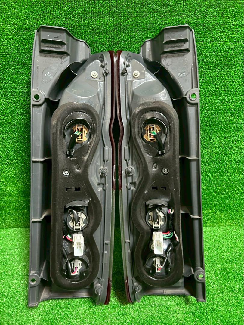 ハイエース200系 純正テールライト 左右セット 欠け有り
