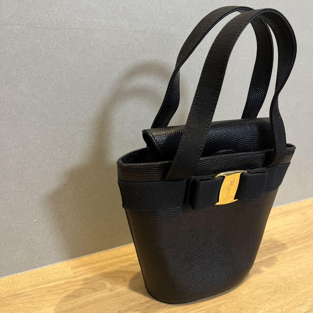 【週末限定値下げ】フェラガモ ヴァラリボン バケツ型 レザー型押しハンドバッグ黒
