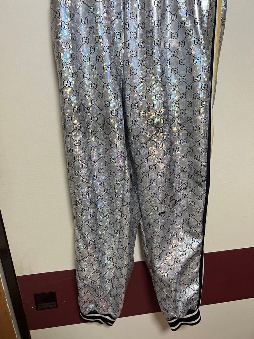 Gucci レーザ ジャケットとパンツのスーツ,シルバーセットアップ GGロゴ Gucci レーザ ジャケットとパンツのスーツ,シルバーセットアップ GGロゴ