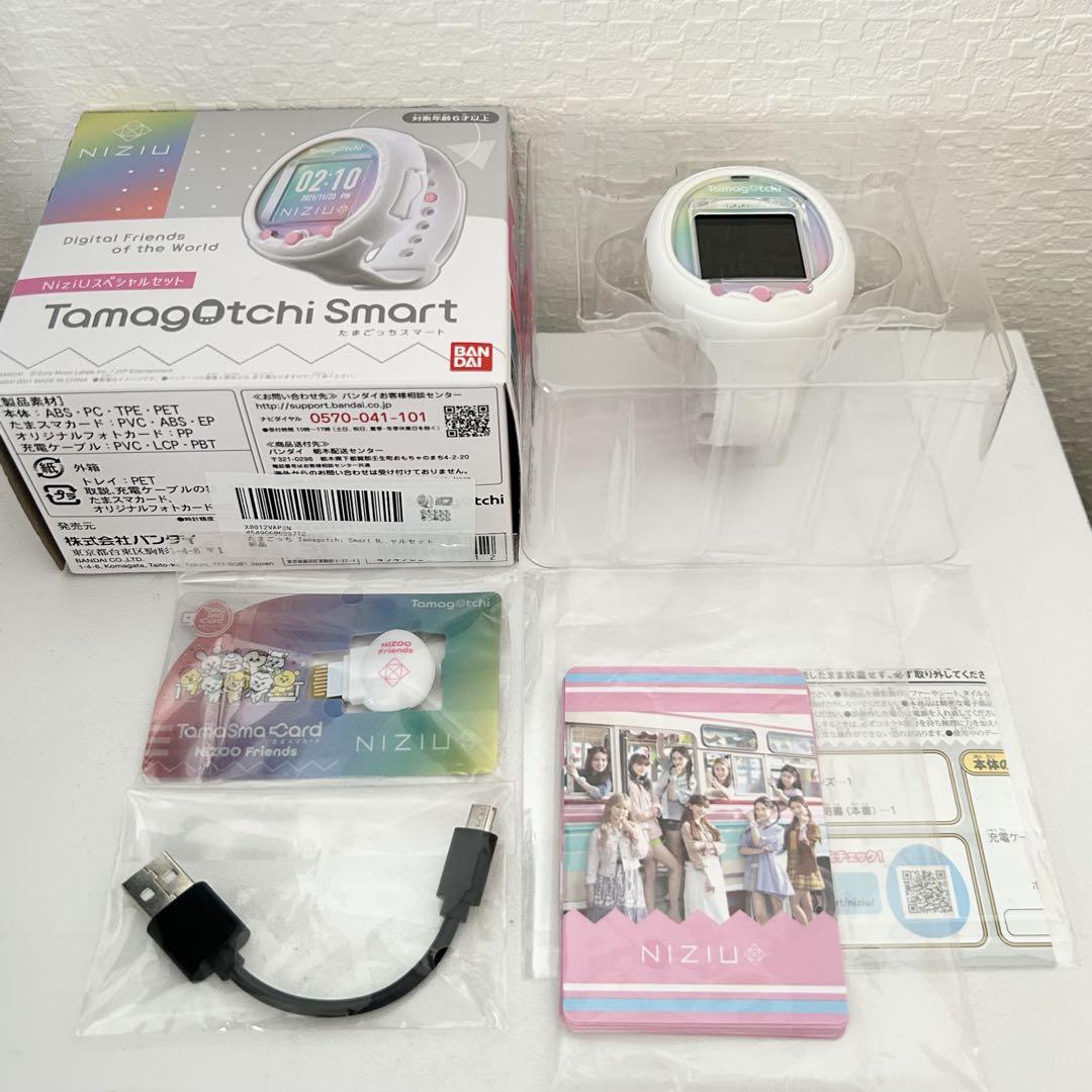 たまごっちスマート NiziUスペシャルセット＋たまスマカード2種 たまごっちスマート」とNiziUのコラボ商品「Tamagotchi Smart