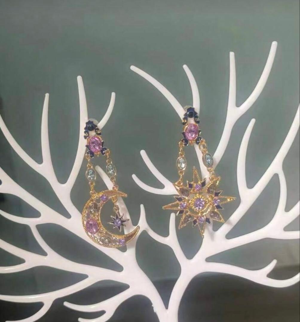 太陽と月 ゴージャスピアス 人工宝石で作られています 太陽と月 ゴージャスピアス 人工宝石で作られています