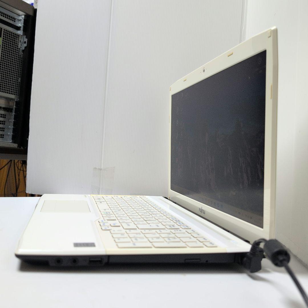 余裕のメモリ8GBたっぷり容量SSD256GBカメラ付き白いノートパソコン