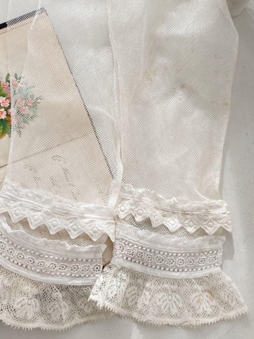 英国アンティーク19世紀手刺繍とレース美しいカフ　袖口飾り　ドレスピース