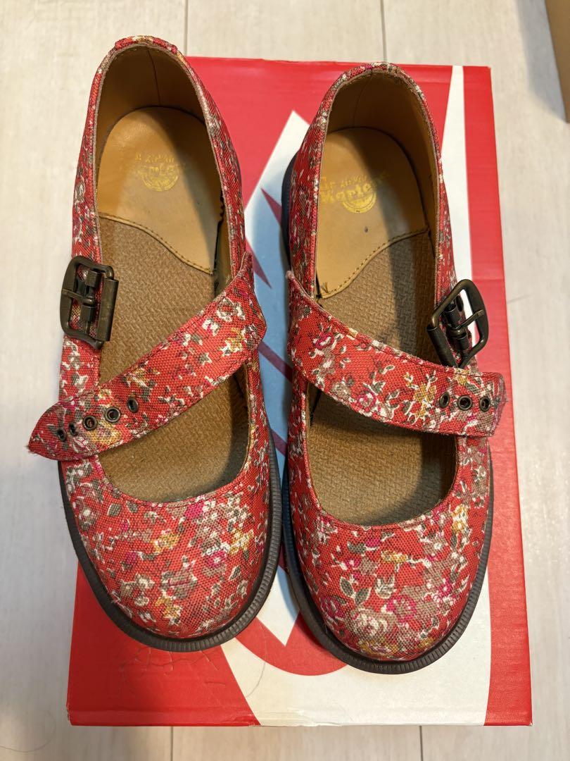 Dr.Martens 赤色花柄ストラップ付きフラットシューズ