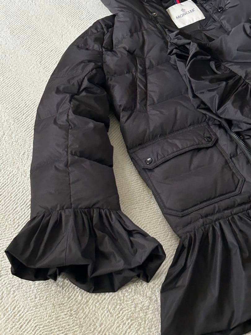 MONCLERSERRE GIUBBOTTO ダウンジャケットフリル裾 フード付 MONCLERSERRE GIUBBOTTO ダウンジャケットフリル裾 フード付