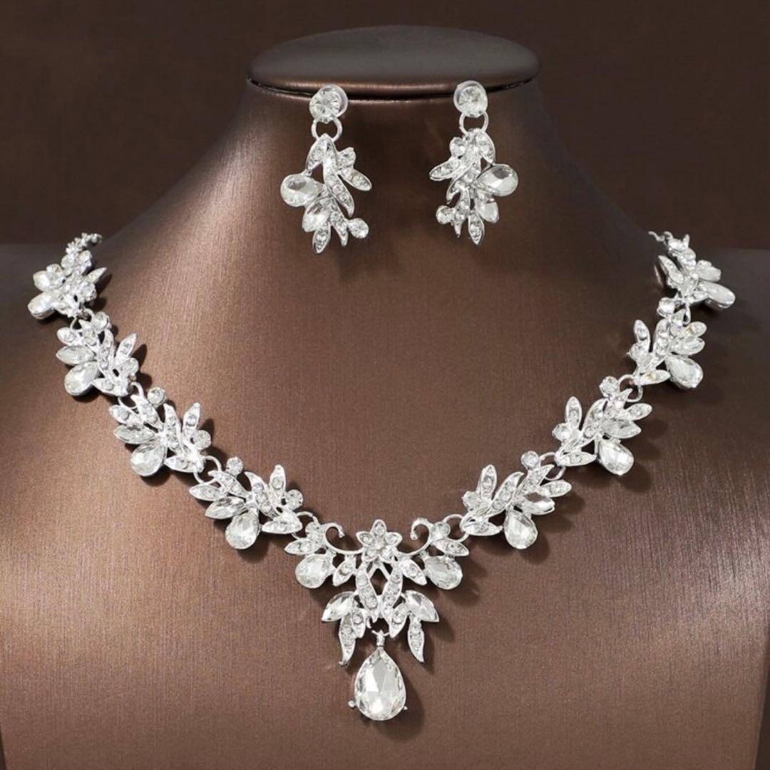 クリスタル花モチーフ ネックレス&ピアスセット - メルカリ クリスタル花モチーフ ネックレス&ピアスセット - メルカリ