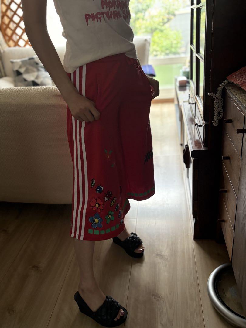 【adidas originals】レッド ガウチョパンツ グラフィックプリント