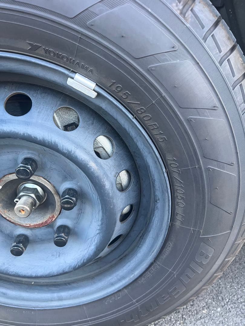 24年式日産キャラバン　　 タイヤ付き 195/80R15