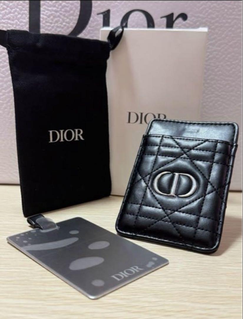 Dior ミニボトル、ミラー、ピンバッジセット Dior ミニボトル、ミラー、ピンバッジセット - メルカリ