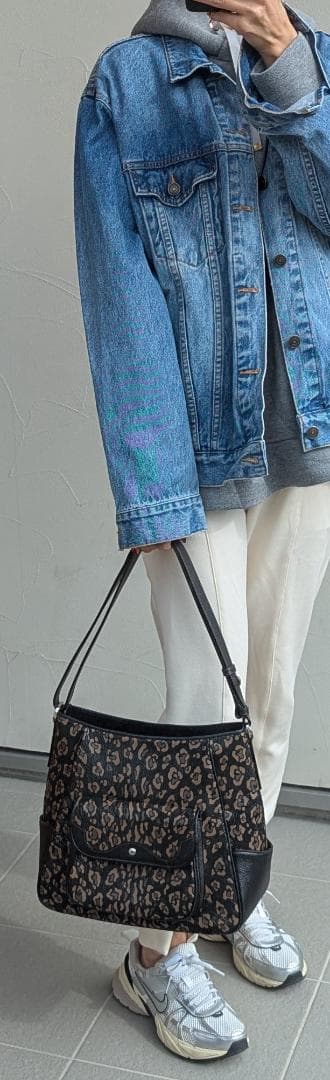 印伝屋 レオパード 31cm 鹿革 漆 斜め掛けショルダーバッグ ヒョウ柄 印伝屋 レオパード 31cm 鹿革 漆 斜め掛けショルダーバッグ ヒョウ柄