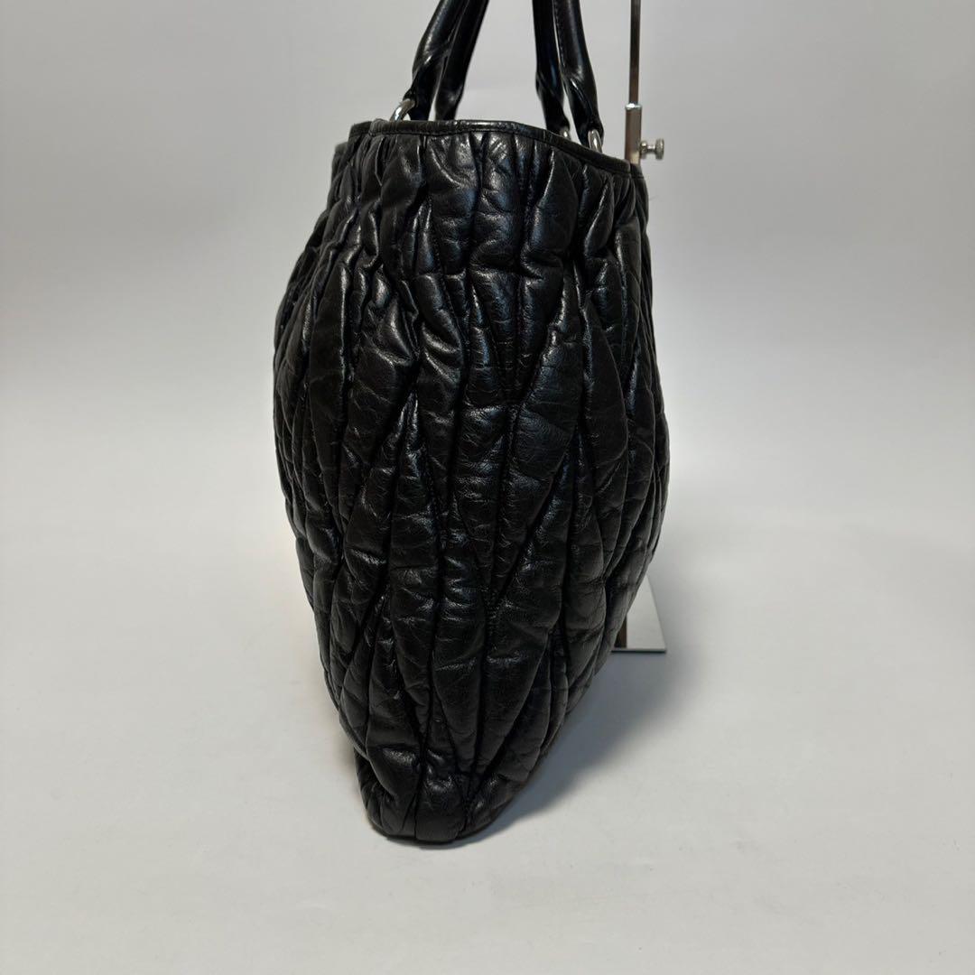 o48【極美品】ミュウミュウ　マテラッセ　ブラック　レザー　ロゴ金具ハンドバッグ