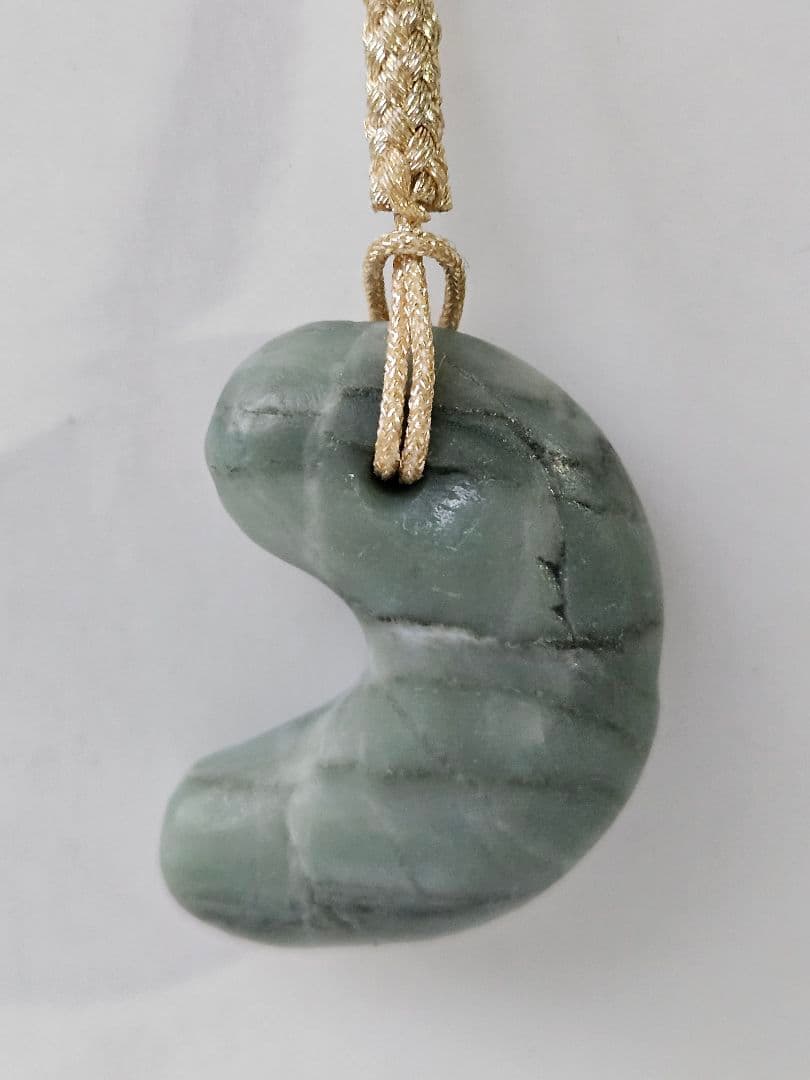 糸魚川産　翡翠勾玉