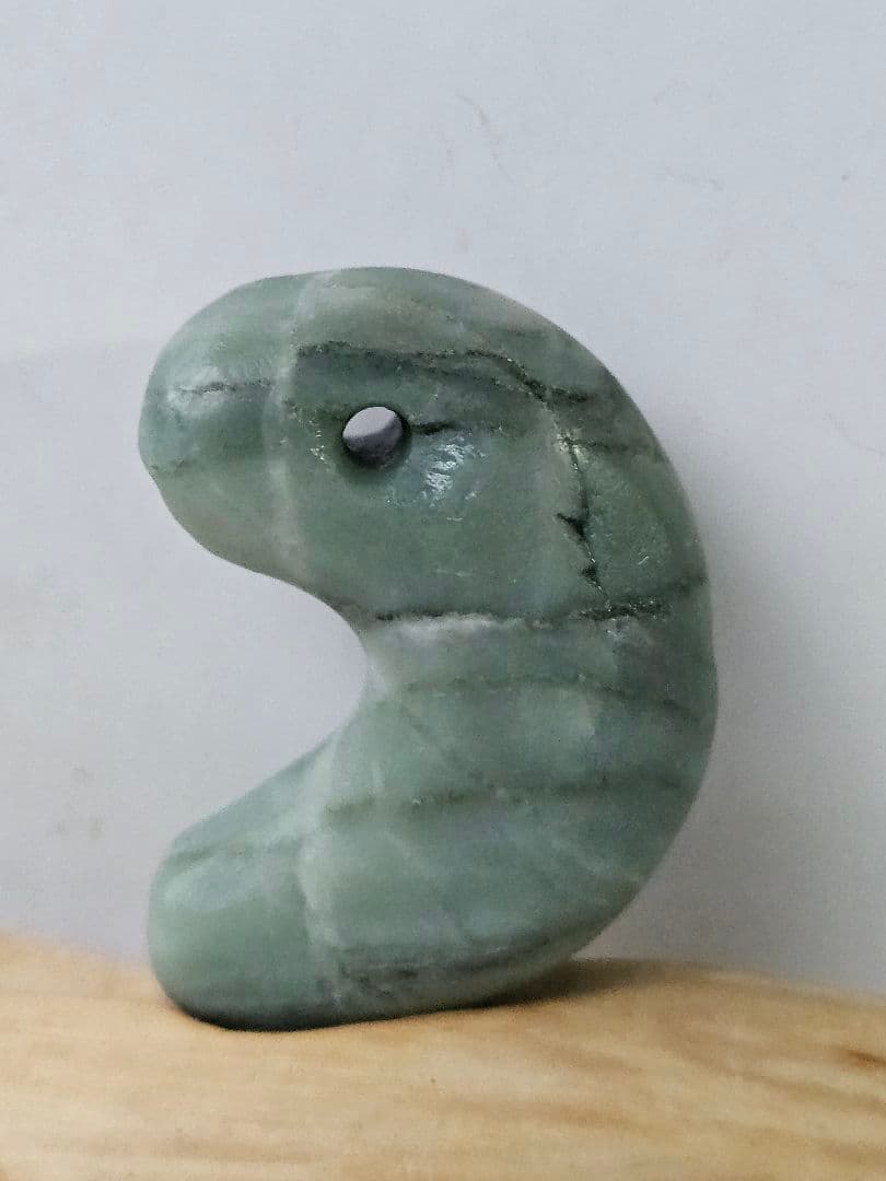 糸魚川産　翡翠勾玉