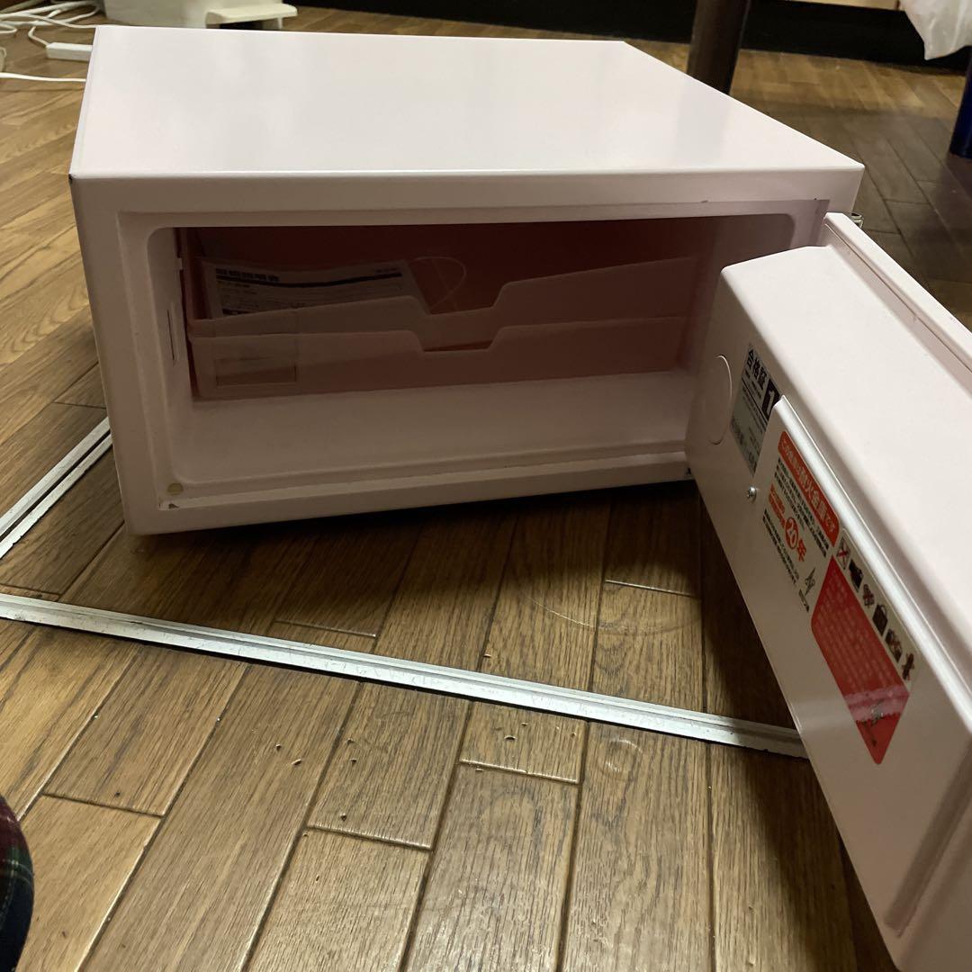 鍵付きピンク金庫 コンパクト