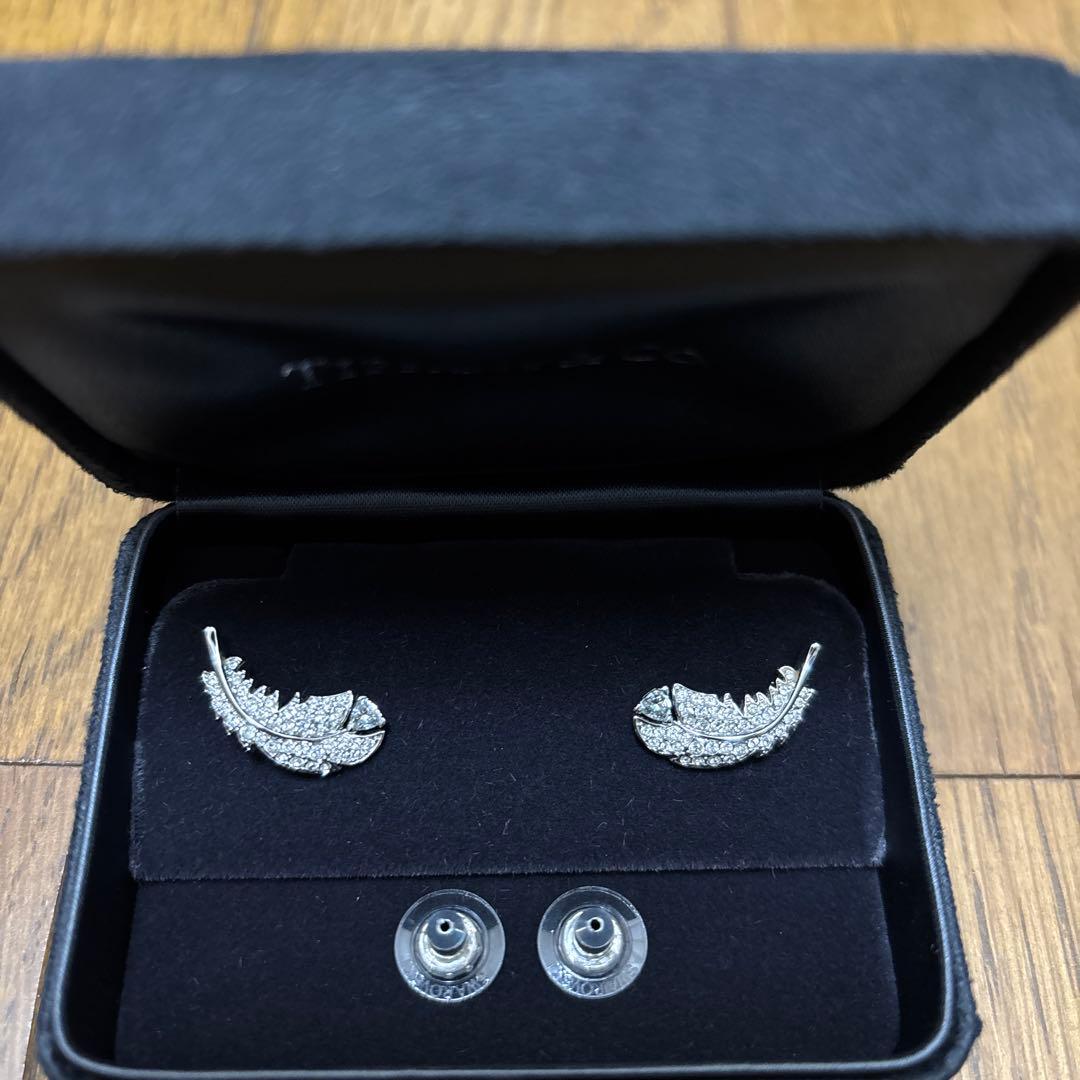 【極美品】スワロフスキー　ピアス　愛の不時着　ユンセリ　フェザー　ナイススタッド スワロフスキー ピアス 愛の不時着 ユンセリ フェザー ナイス