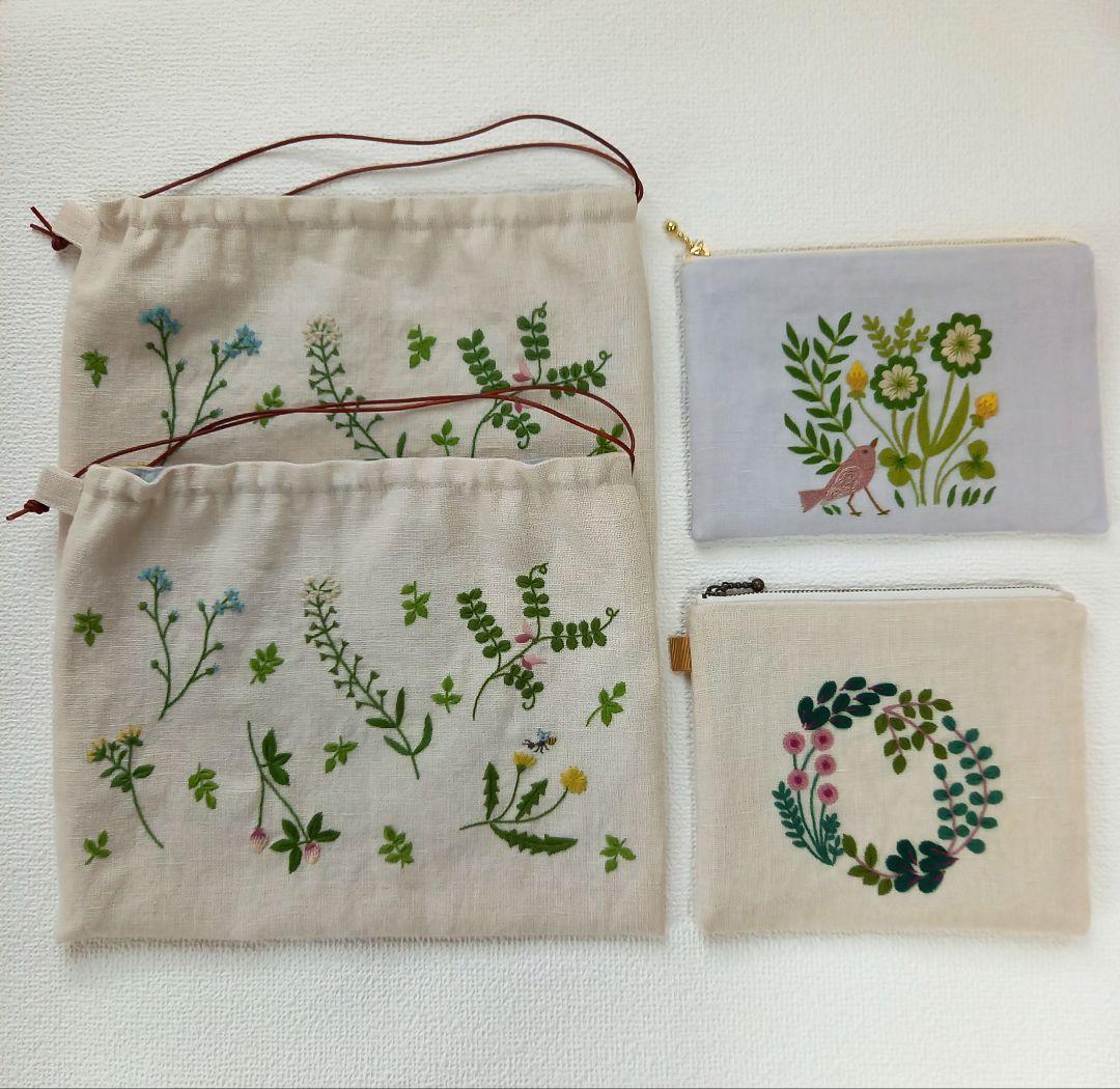 なっきです♪草花のリース刺繍　ペタンコポーチ　ハンドメイド