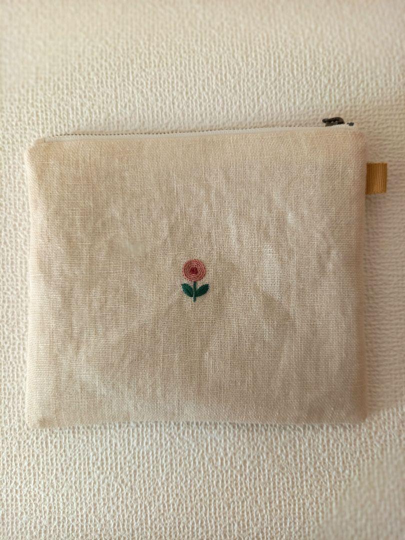 なっきです♪草花のリース刺繍　ペタンコポーチ　ハンドメイド
