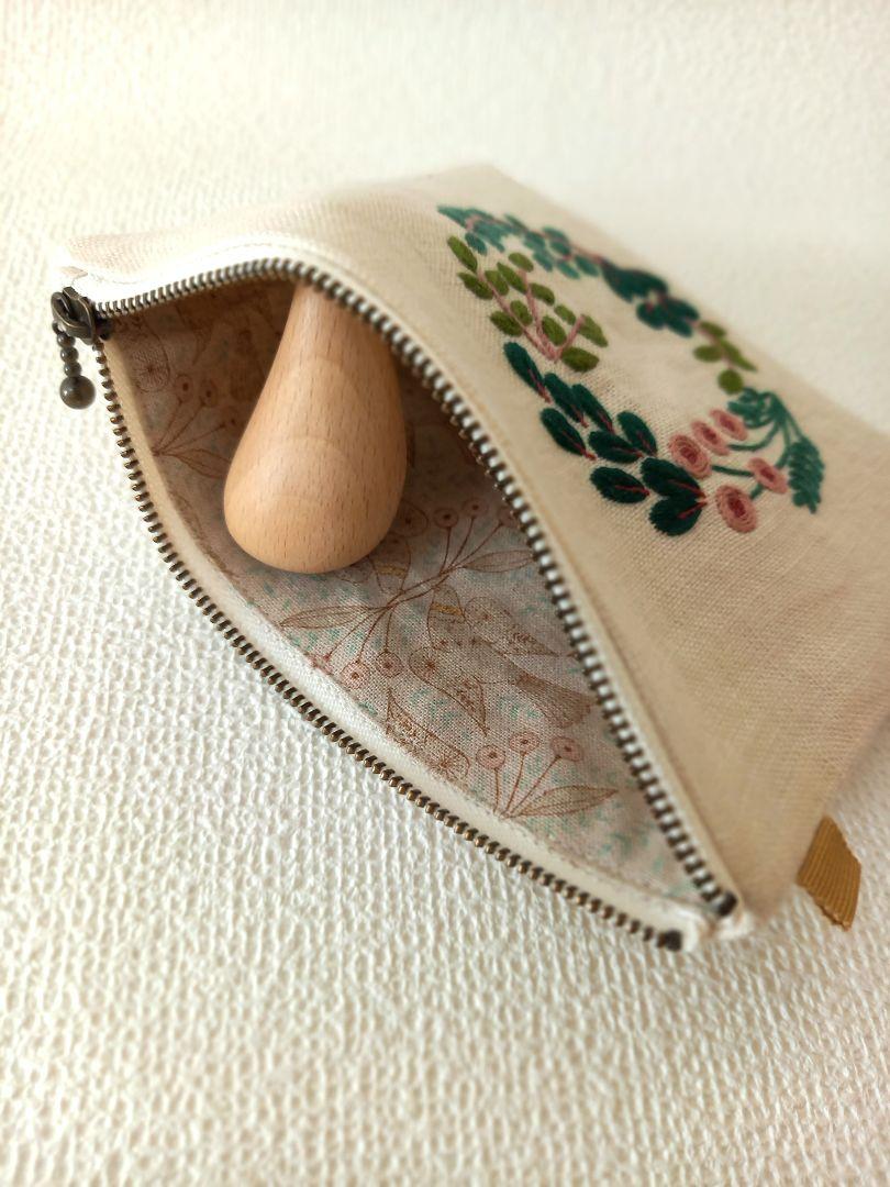 なっきです♪草花のリース刺繍　ペタンコポーチ　ハンドメイド