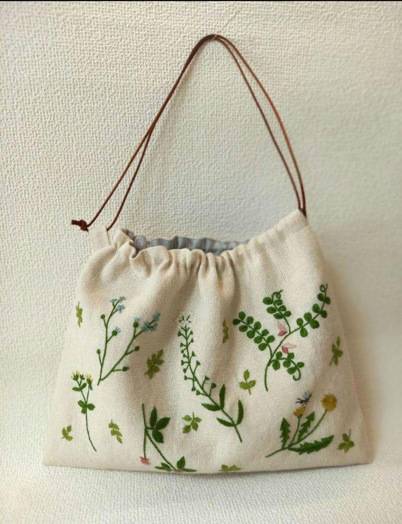 なっきです♪草花のリース刺繍　ペタンコポーチ　ハンドメイド