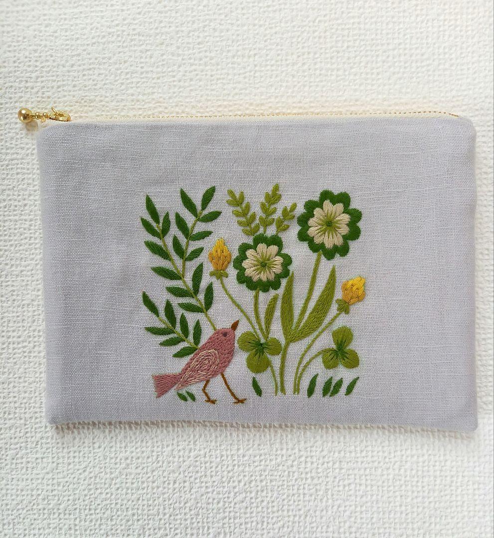 なっきです♪草花のリース刺繍　ペタンコポーチ　ハンドメイド