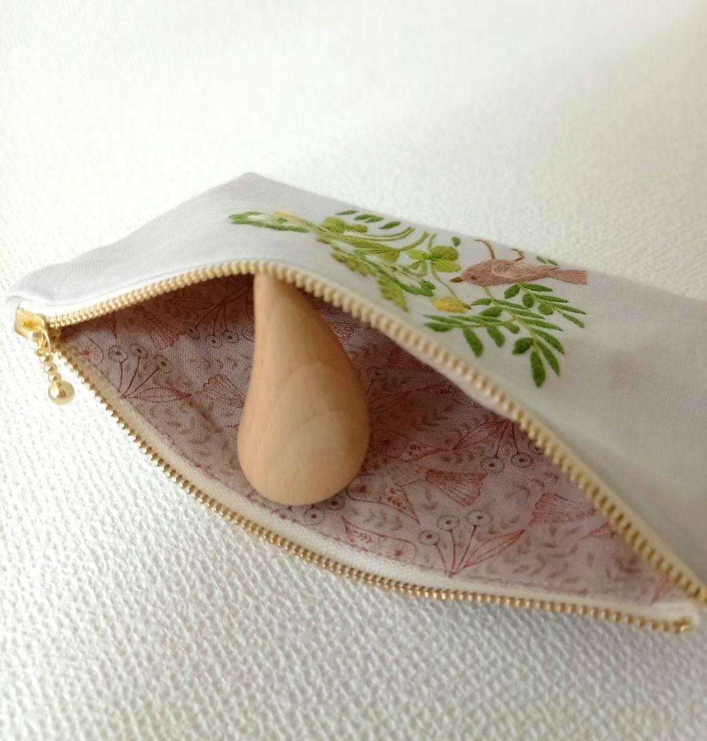なっきです♪草花のリース刺繍　ペタンコポーチ　ハンドメイド
