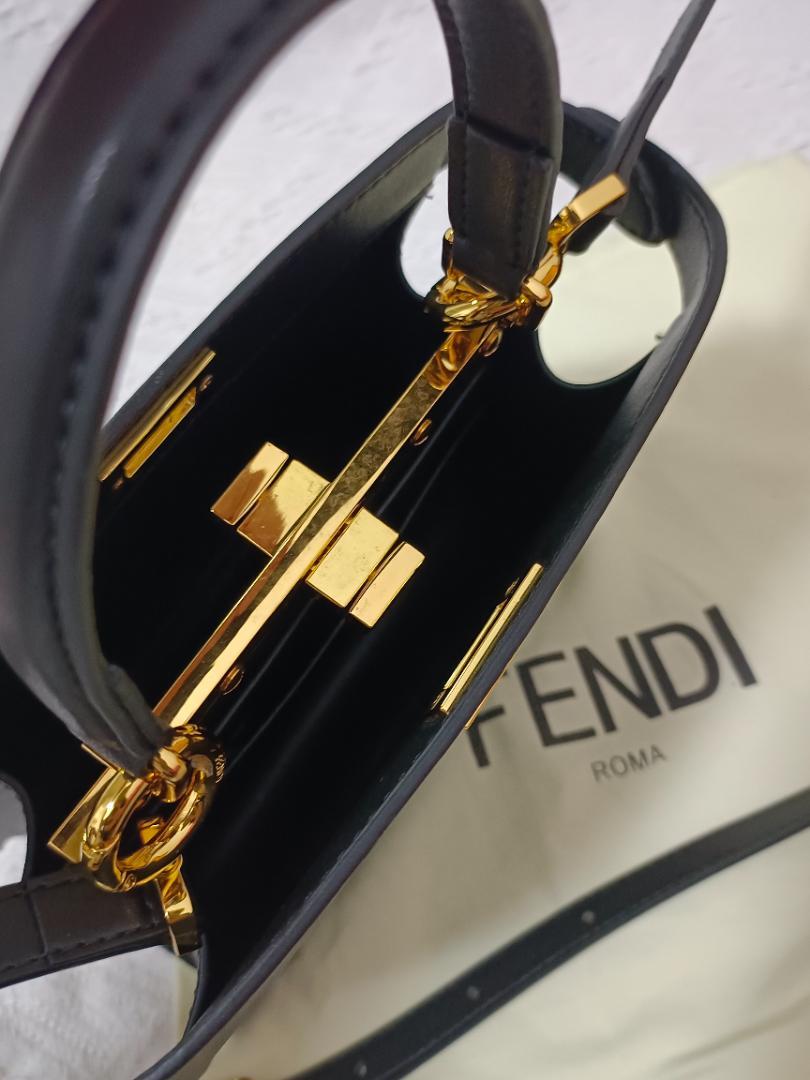 FENDI ブラック ショルダーバッグ