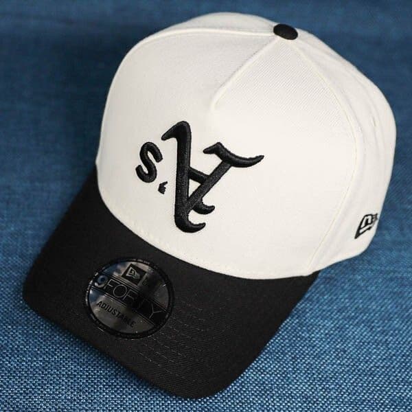 【未使用品】アスレチックス NEWERA 9FORTYホワイト/ブラック 逆ロゴ