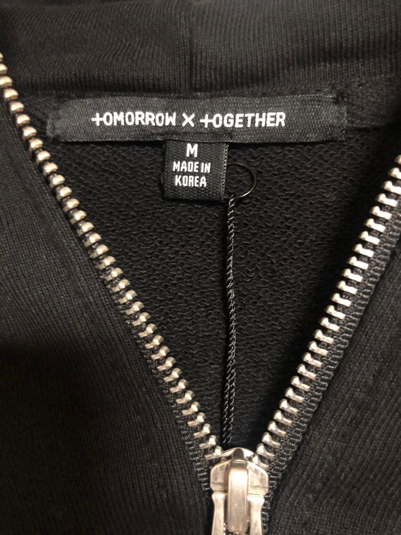 TOMORROW X TOGETHER ZIP-UP HOODIE 黒(M)