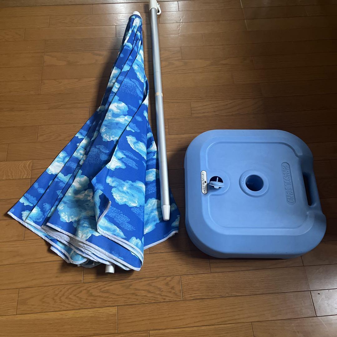 青雲模様のビーチパラソルとスタンド
