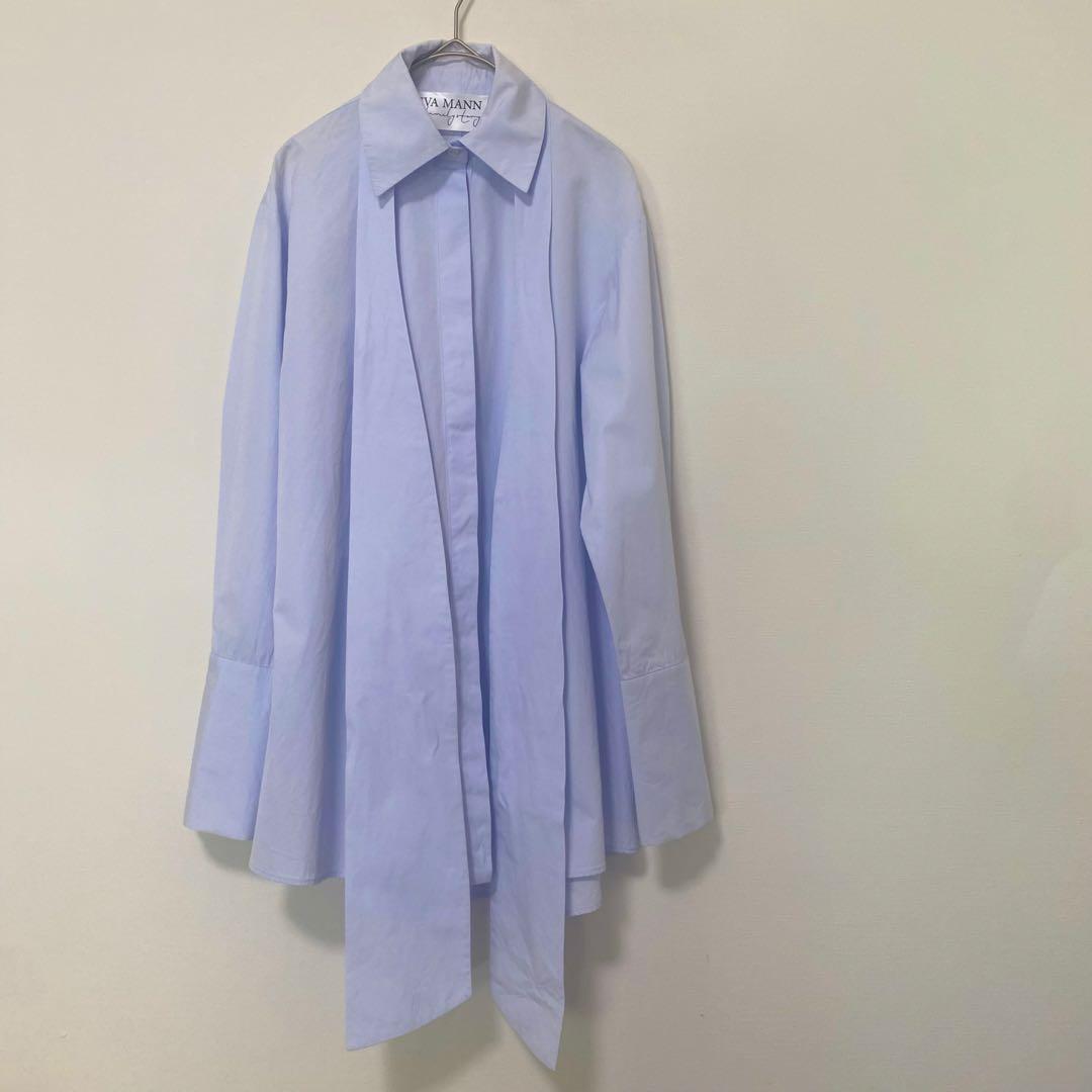 Whim Gazette EVA MANN ボータイシャツ ブルー 3.7万 Whim Gazette EVA MANN ボータイシャツ ブルー 3.7万