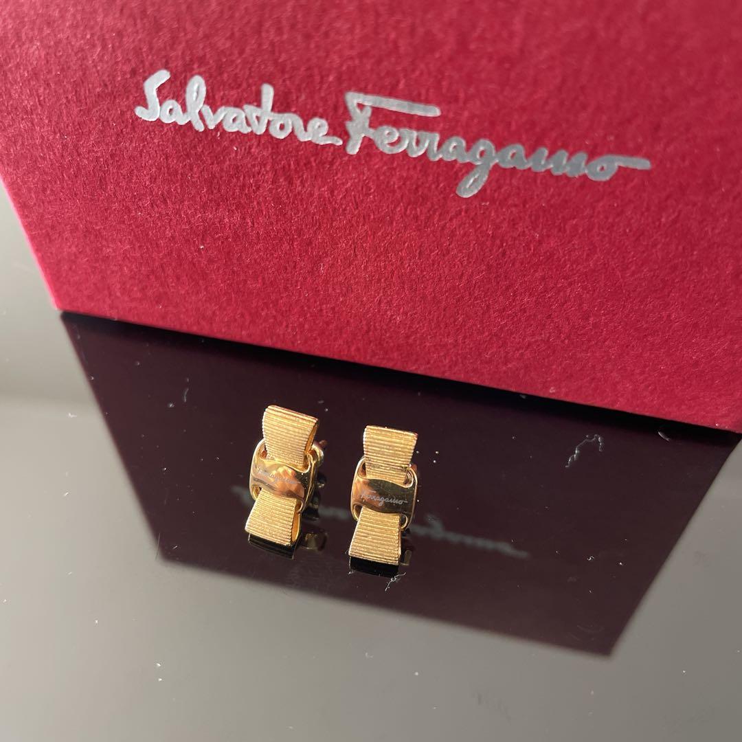 フェラガモピアス ヴァラリボン