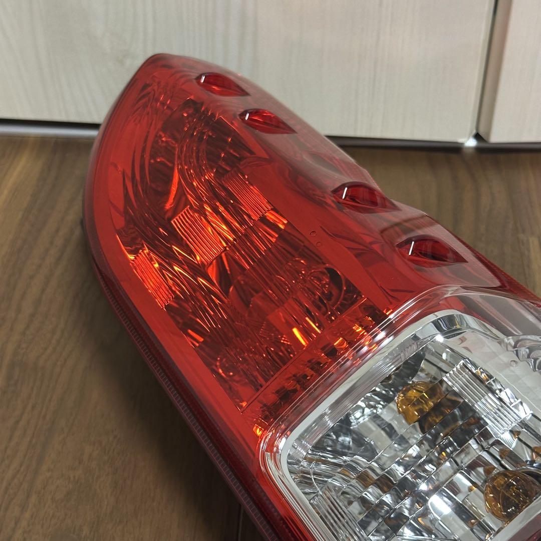 【新車外し】ハイエース ディーゼル 4WD 寒冷地仕様 純正テールライト