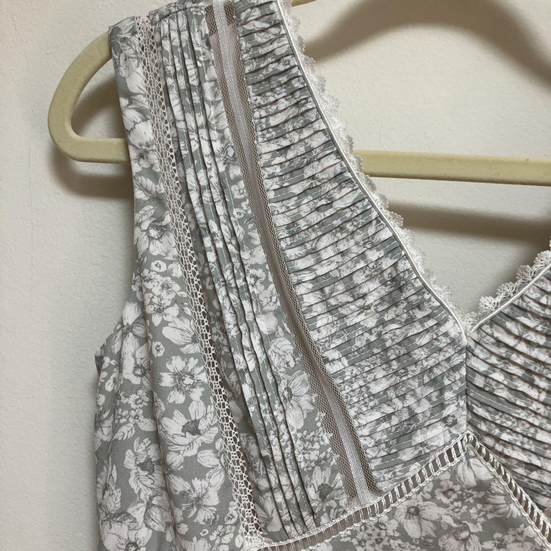 ワンピース Lace Trimmed Floral Dress