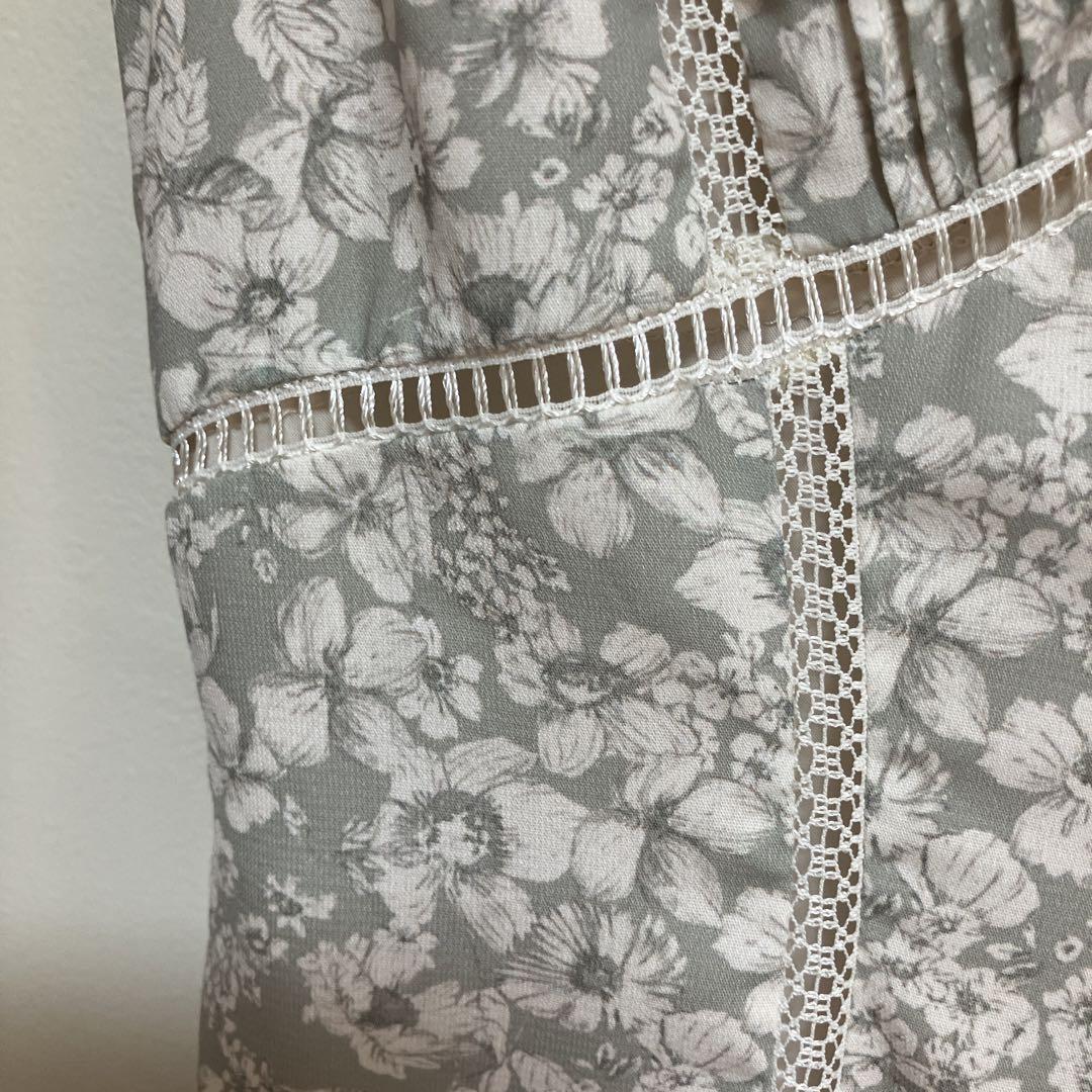 ワンピース Lace Trimmed Floral Dress